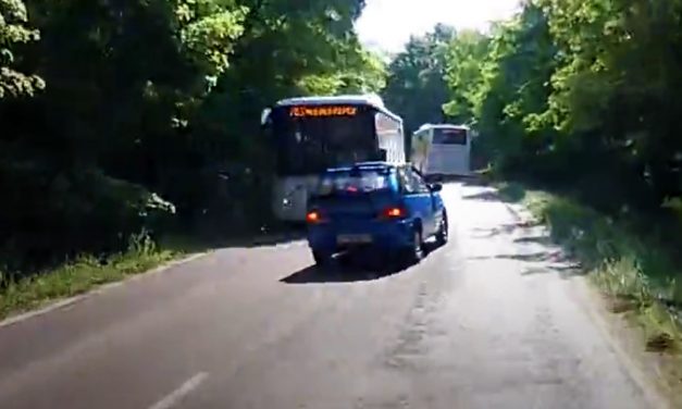 Majdnem telibe csapott egy buszt az előzésével a nap idiótája Budakeszinél – VIDEÓ