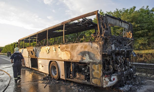 Teljesen kiégett egy iskolásokat szállító busz az M0-áson