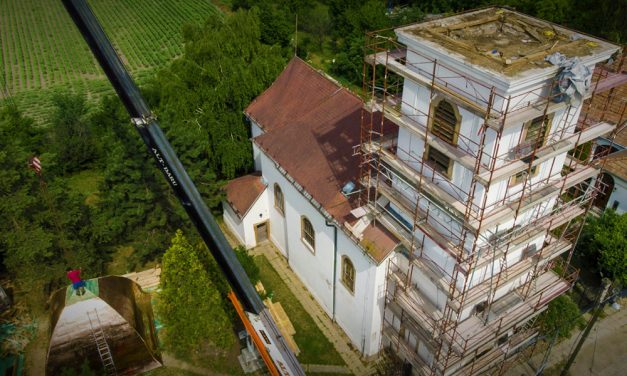 Látványos felvételek! Új tornyot kapott a szigetmonostori templom