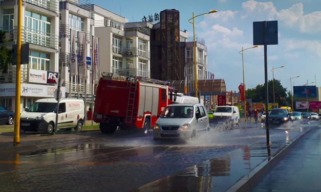 Két autó ütközött, ömlik a víz, teljesen beállt az M1-M7 bevezető