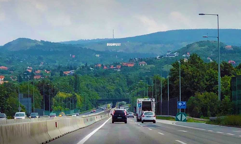 Hollywoodra hajazó Budapest felirat jelent meg a budaörsi hegyeken