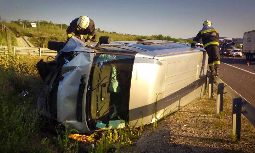 Hajnali baleset az M0-áson, árokba csapódott egy kisbusz