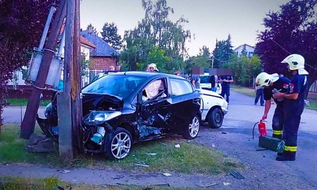 Villanyoszlopnak csapódott az autó, kórházban vannak a sérültek