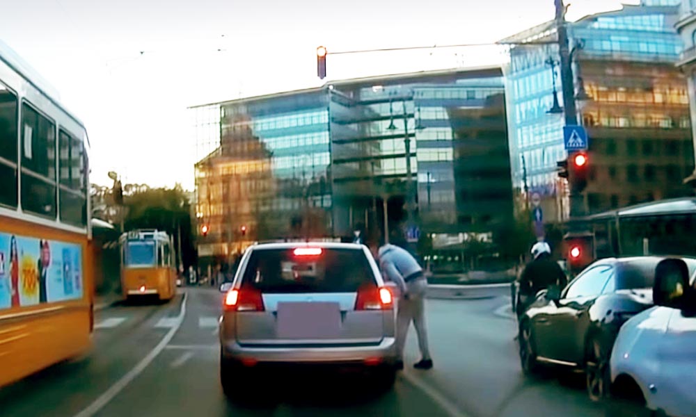 Videó a tahó pesti taxisról, aki köpött és ütni kezdett egy másik autót