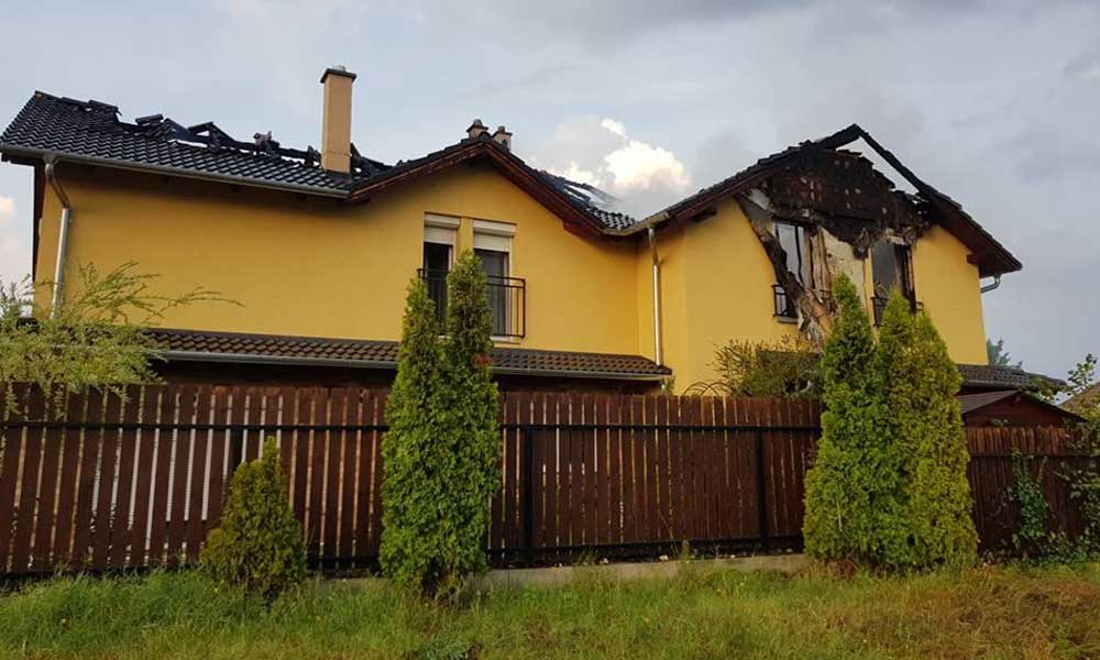 Villámcsapás miatt leégett társasház, elöntött utcák Dunakeszin