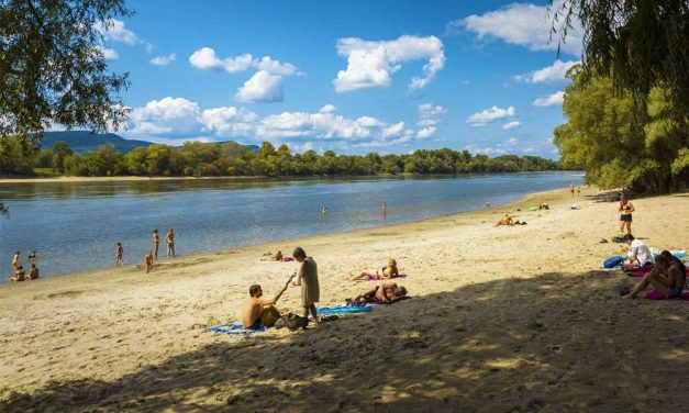 Bajban vannak a hajósok, örülnek a strandolók! Ilyen alacsony most a Duna – Friss fotók!