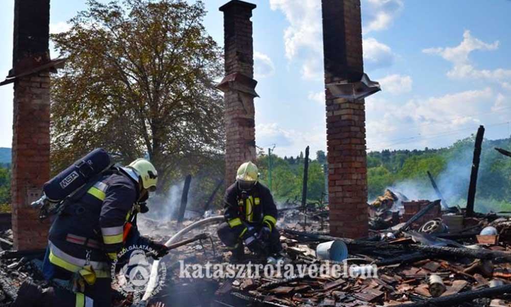 Csak három kémény maradt a Pilisvörösváron leégett házból