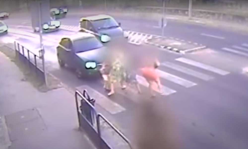 Durva videó! Halomra gázolta egy autó a gyalogosokat Szentendrén (18+)
