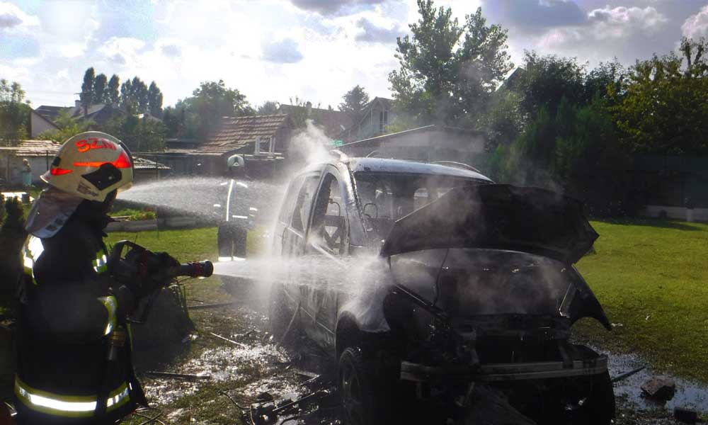 Csúnyán kiégett egy autó Szigetszentmiklóson