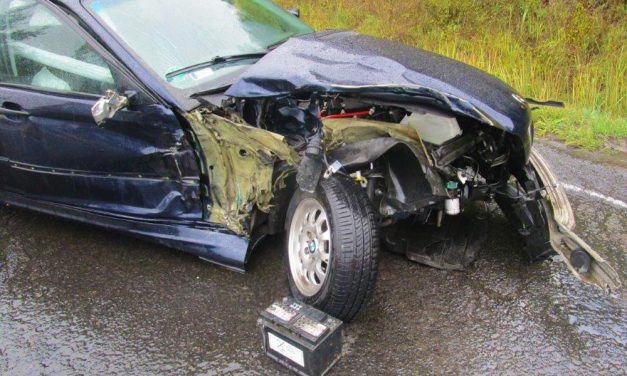 Megpördült és egy kamionnak csapódott a BMW a 2-es úton