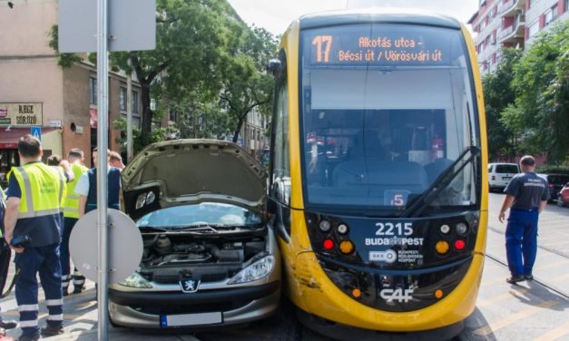 Ilyen az, amikor a kis Peugeot elkapja a villamos – Fotók!