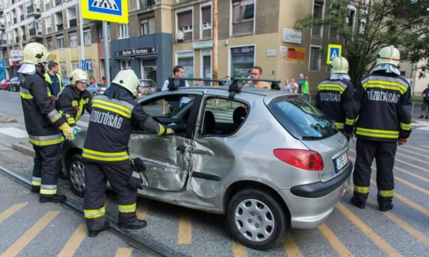Ilyen az, amikor a kis Peugeot elkapja a villamos – Fotók!