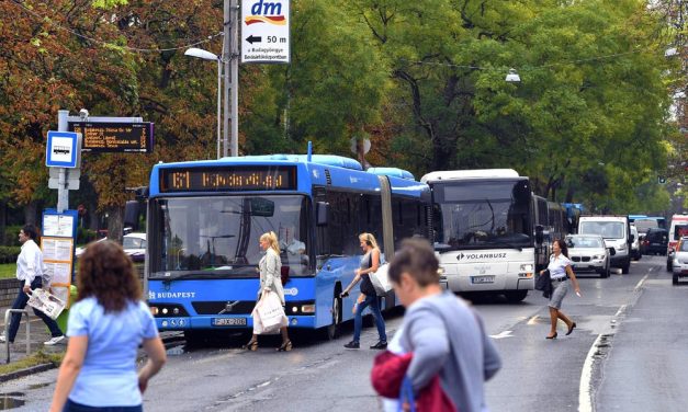 Kimosta az eső a töltést az egyik budai villamos vonalán