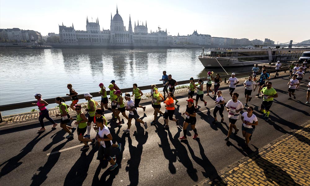 Célba ért a Budapest Félmaraton mezőnye, az egyik agglomerációban élő miniszter is futott