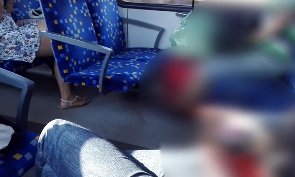 Botrányos dolgot tett a férfi az elővárosi vonaton, döbbenetes videó készült a szatírról (18+)