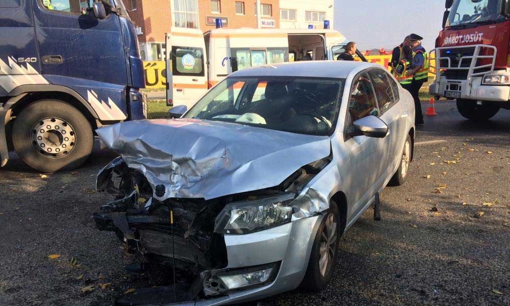 Súlyos baleset Dunaharaszti közelében, teherautó ütközött autóval