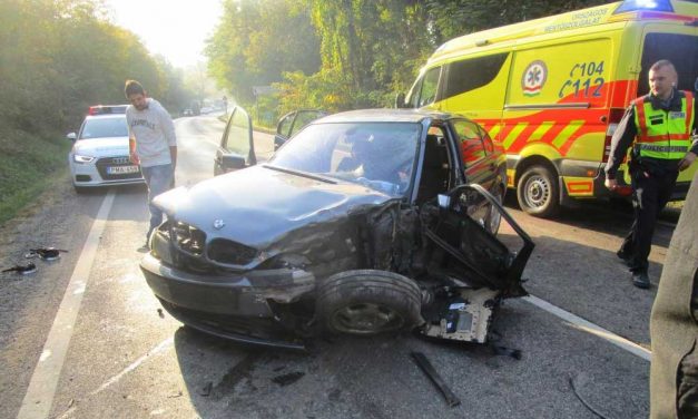 Csúnyán kifordult a BMW kereke, roncsba szorult egy ember a 2-es főúton