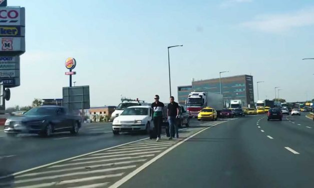 Óriási dugó a Ferihegyi gyorsforgalmin: gyalog indultak az emberek a reptér felé – Videó!