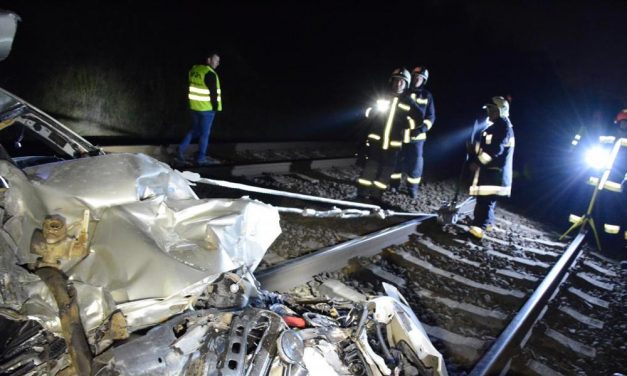 Csúnyán bedarálta a vonat a Toyotát Dunakeszinél