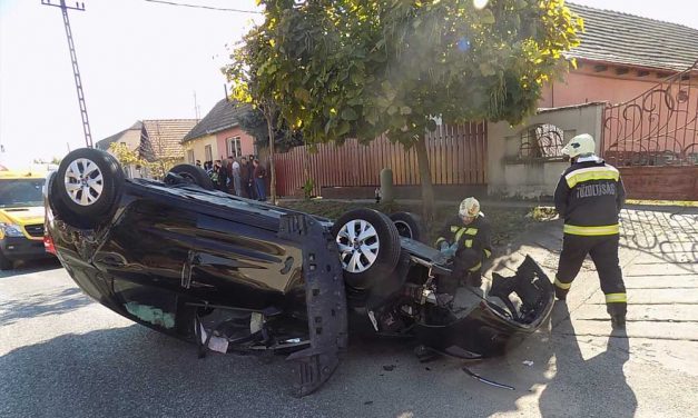 Nagy csattanás: két autó ütközött Gyömrőn, az egyik teljesen felborult