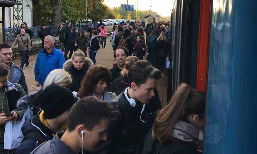 Óriási tömeg a monori vasútállomáson, sokat késnek a reggeli vonatok