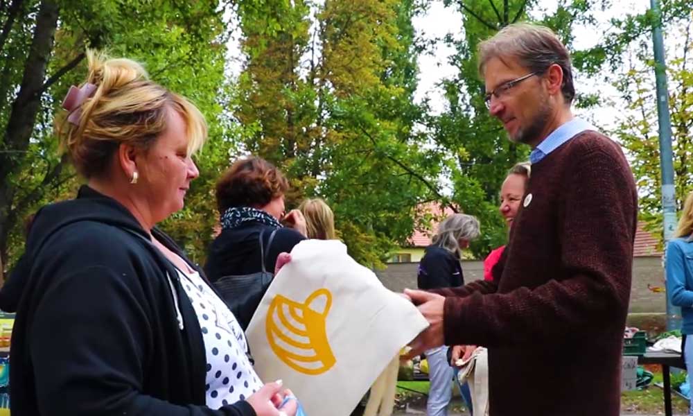 Vászontáskát osztogatott a piacon a szentendrei polgármester