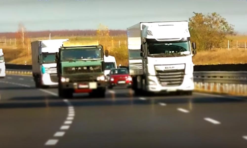 Ész nélkül, tilosban előzgető kamionok az M7-esen! A rendőrség videóján minden látható