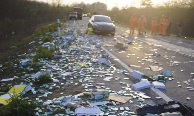 Rengeteg csoki és nápolyi borult az útra egy balesetben – Fotók!