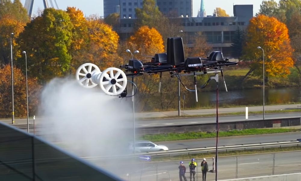 Elképesztő videó egy ablakmosó drónról! Az agglomerációban működő cég azonnal szabályozná őket