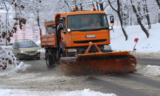 Baleset miatt több kilométeres a torlódás az M0-án, hófúvás miatt nehezen járhatók az utak, sok helyen a hókotrót várják