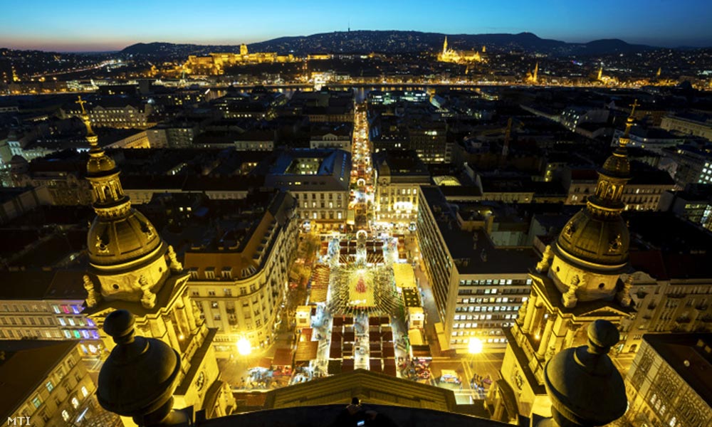 A Bazilika előtt van Európa második legjobb karácsonyi vására