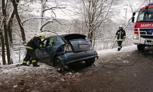 Megcsúszott a jeges úton az Opel, tűzoltók húzták ki az árokból