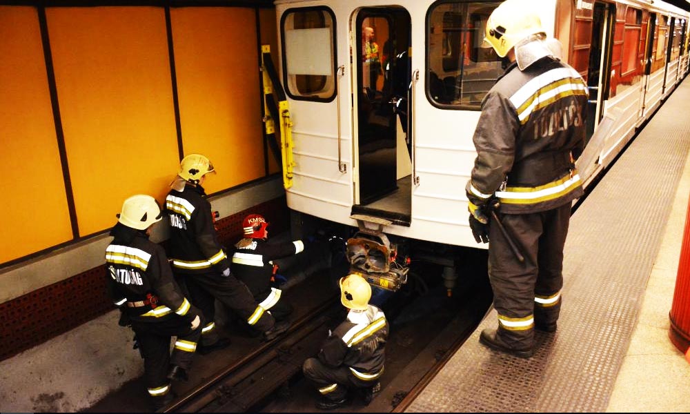 Gázolt a 3-as metró a Klinikáknál, pótlóbuszok járnak
