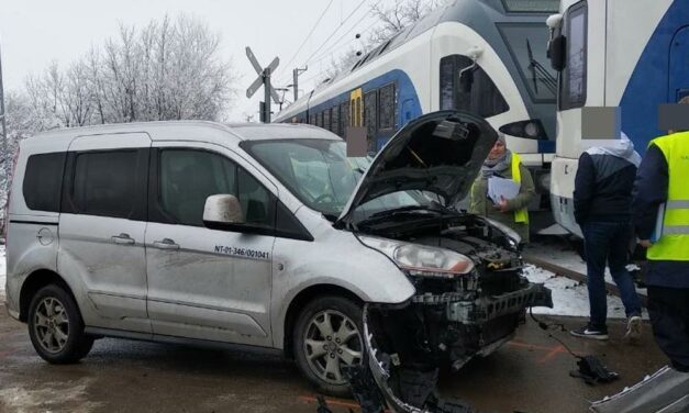 Vonatnak ütközött egy autó a pesti agglomerációban