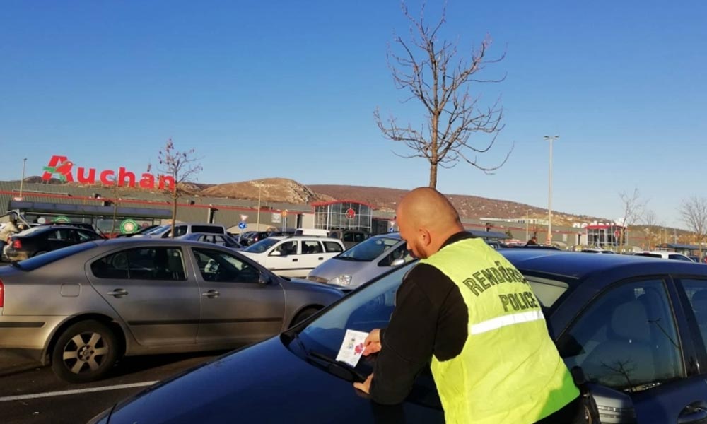 Rendőrök szállták meg a budaörsi Auchan parkolóját