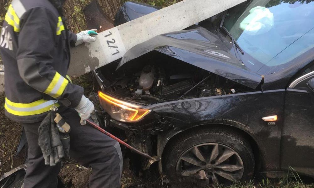 Villanyoszlopnak csapódott a vadonatúj Opel, a légzsák is kirobbant