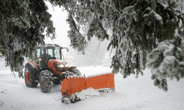Akkora hó esett Piliscsabán, hogy a hókotró lapátja is eltörött, az áramszünet miatt pedig meg sem tudják javítani