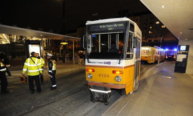 Nem hiszed el mitől siklott ki a villamos a Széll Kálmán téren