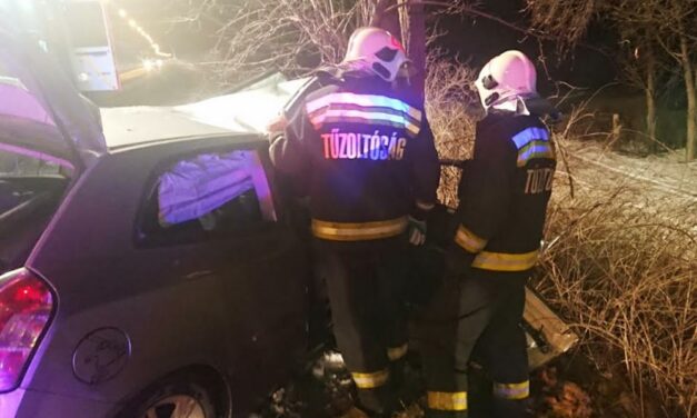 Feszítővágóval tudták csak kiszedni az utasokat a roncsból