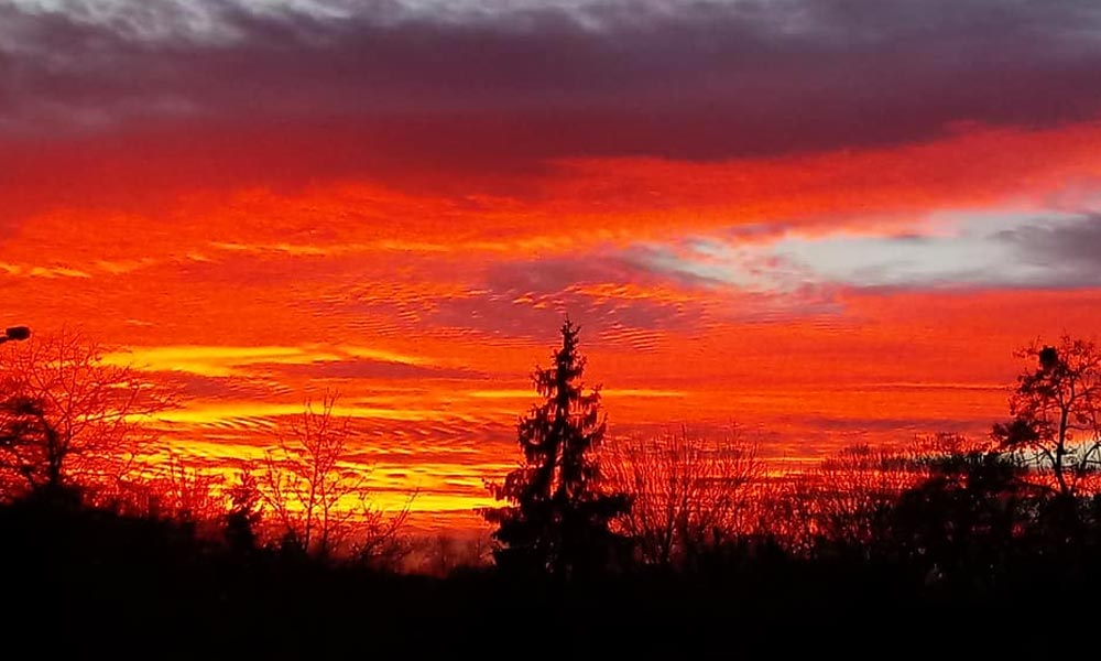 Káprázatos naplementén pörög az agglomeráció, de mitől volt ilyen színes az ég?