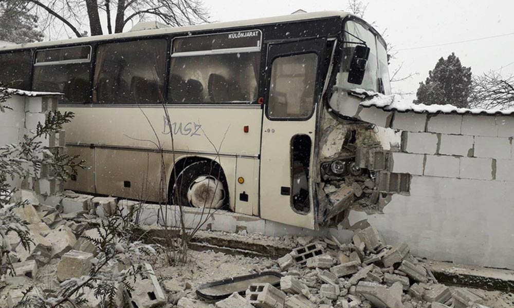 Kerítésnek csapódott egy busz Szentendrén, csúsznak az utak az agglomerációban
