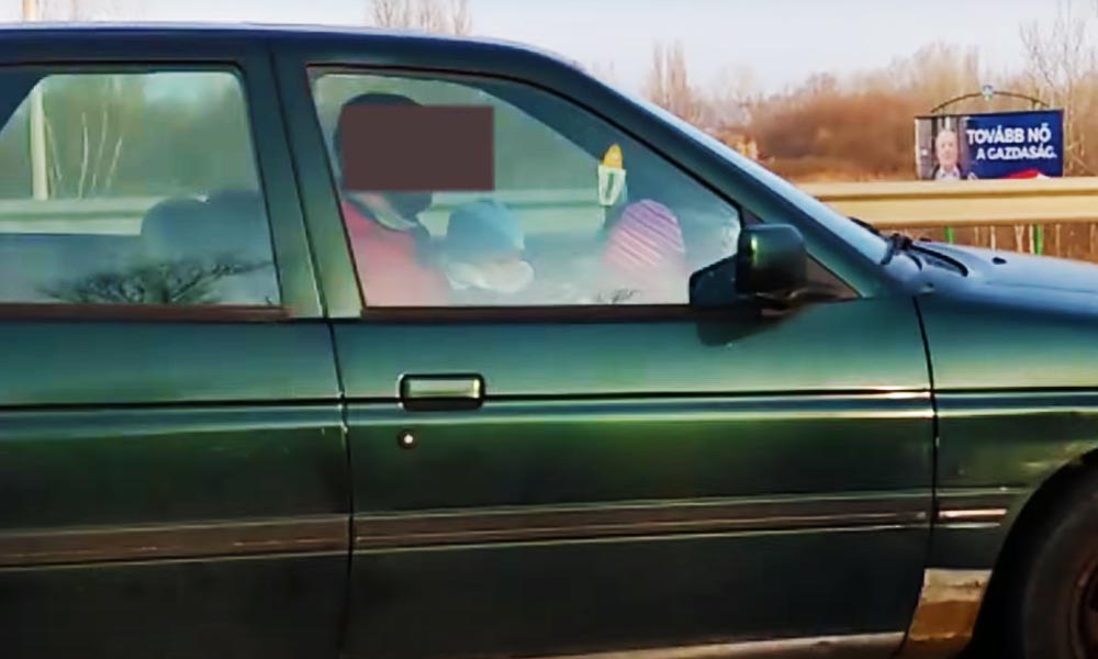 Egy újabb idióta autós – Az M0-áson az ölében utaztatta a kisgyermeket a sofőr (Videó)
