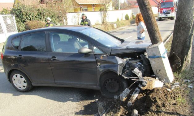 Nagy csattanás: villanyoszlopnak csapódott a Seat