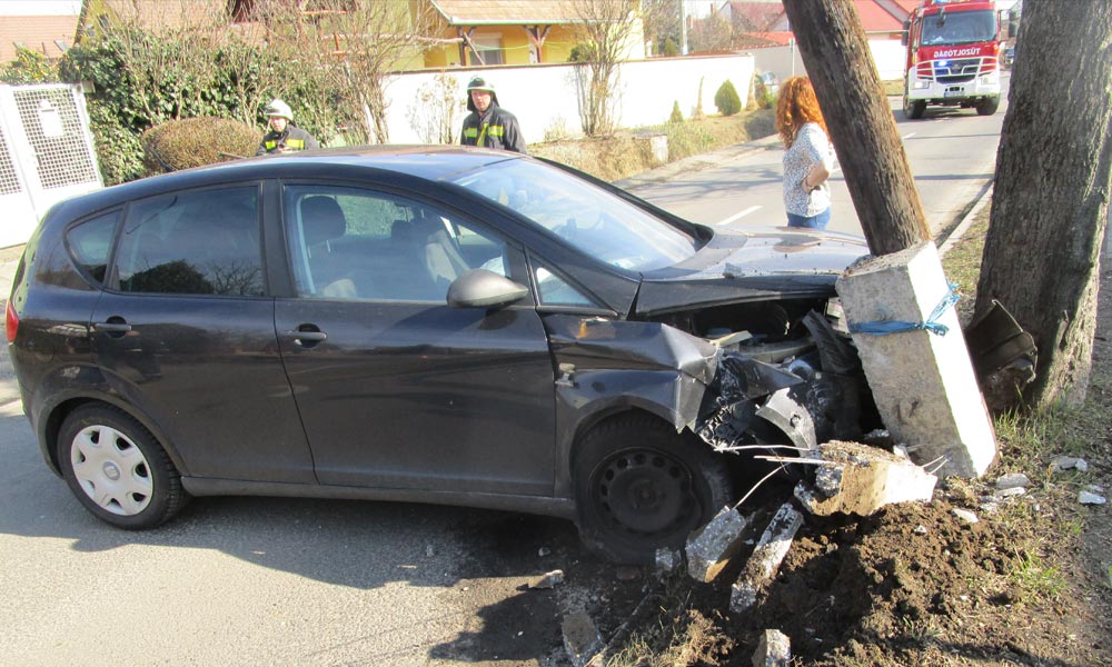 Nagy csattanás: villanyoszlopnak csapódott a Seat