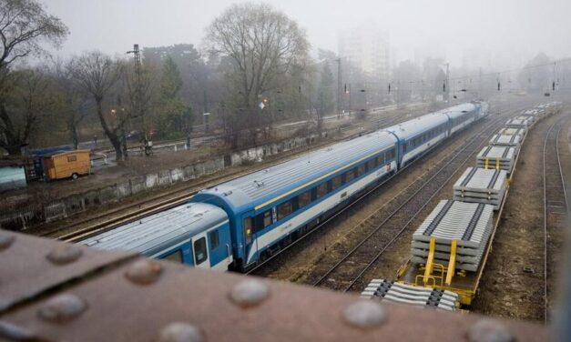 Teljesen leállt a közlekedés a Budapest-Hatvan vonalon, oda-vissza várakoznak a vonatok