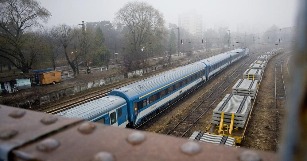 Teljesen leállt a közlekedés a Budapest-Hatvan vonalon, oda-vissza várakoznak a vonatok