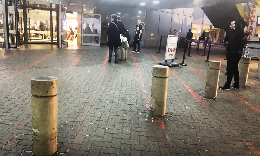 Ferihegyi reptér: karámba terelt utasok és mocsok – Kiakadt a helyettes államtitkár