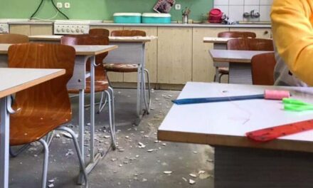 Durva baleset a nagykátai iskolában: a tesitanár tartotta a kémiaórát, amikor felrobbant a kémcső, súlyosan megégett az egyik diák