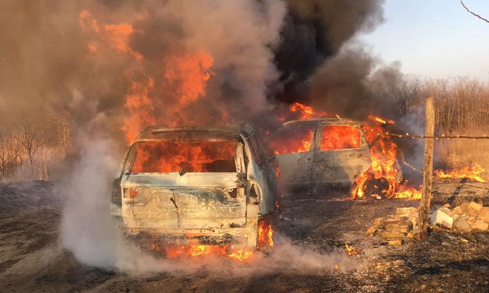 Hatalmas lángokkal égett egyszerre két autó Mogyoródon – Fotók!