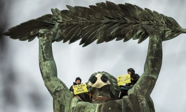 A Szabadság-szobor nyakából sürgették a dízelautók kitiltását Budapestről